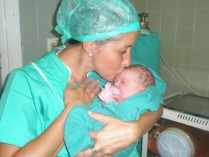 La Doctora Canal con su sobrino Damián en brazos en el parto de su hermana en Cuba (Agosto 2009)